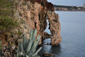 В Анталии туристка из РФ упала со скалы, пытаясь сделать селфи