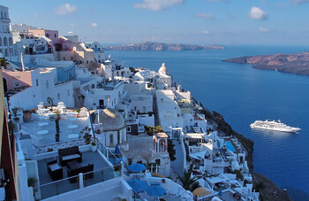 Жители и туристы спешно покидают Кикладские острова в Греции