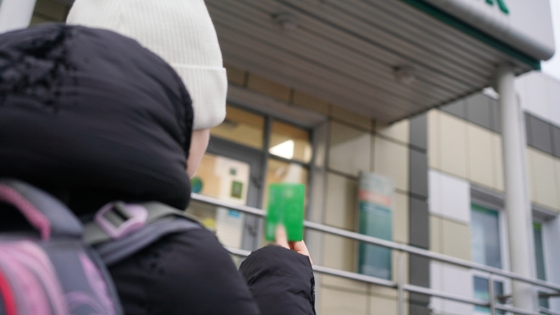 Эксперт дал советы решившим оформить банковскую карту ребенку россиянам