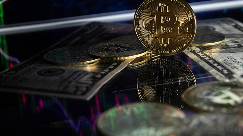 Стоимость биткоина упала ниже $90 тыс. на фоне форума в Белом доме