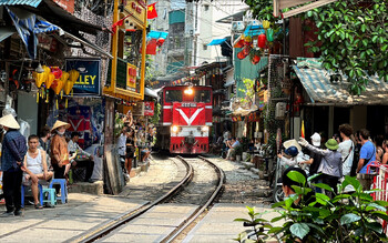 В Ханое запретили устраивать экскурсии на популярную у туристов улицу с поездом