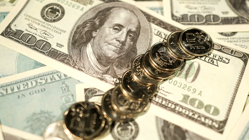 Внебиржевой курс доллара опустился ниже 82 рублей