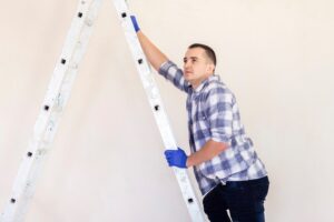 Лестницы-стремянки: надёжность и практичность в строительстве и повседневной жизни.