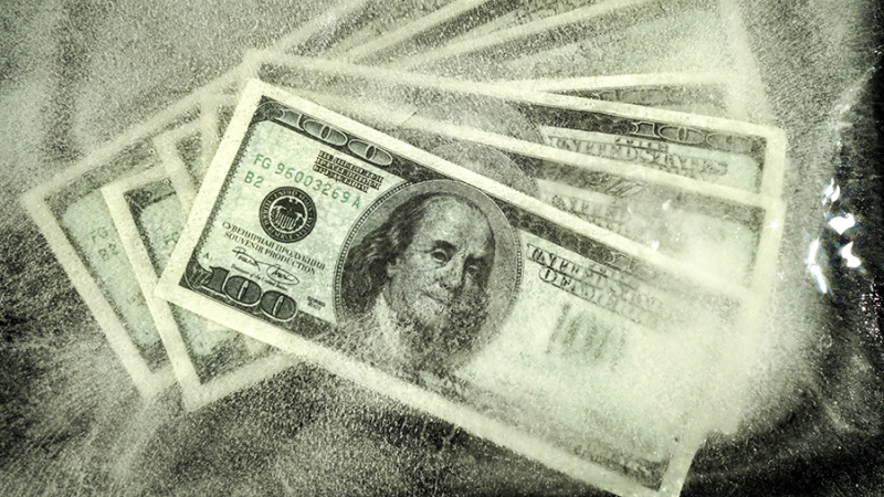 Экономист предрек ослабление доллара в мировых торговых расчетах