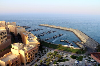 Пляжи эмирата Фуджейра закрыты из-за разлива нефтепродуктов