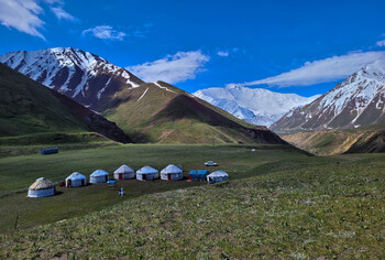 В Киргизии закидали камнями поезд с туристами из Европы