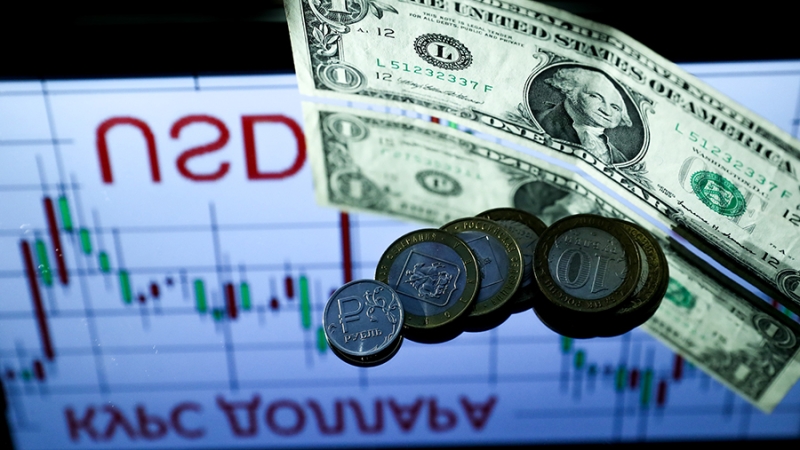 Экономист назвал причину падения доллара к рублю