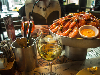 Названа стоимость обеда в ресторанах разных стран мира