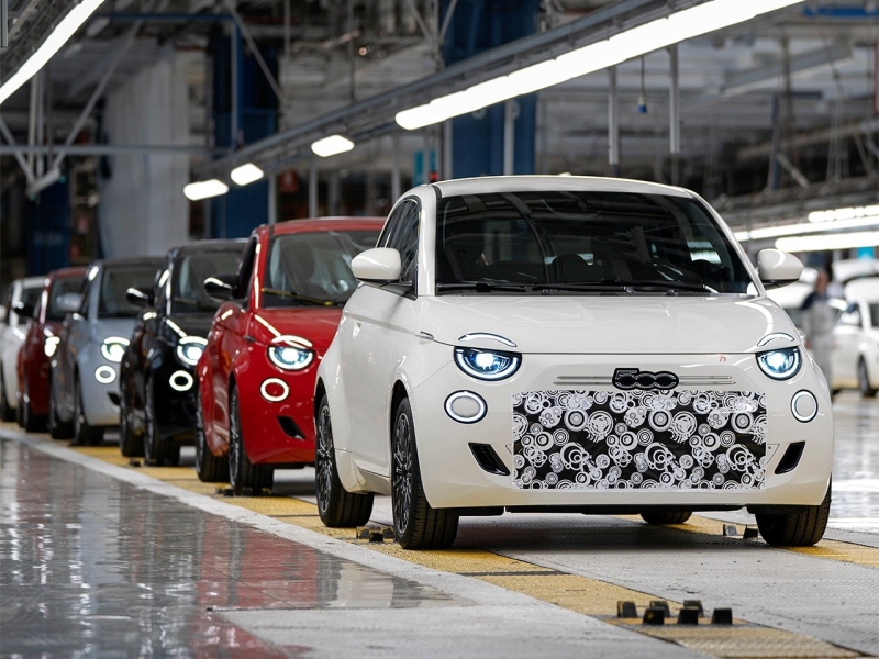 Новый бензиновый Fiat 500 показался на первых фотографиях: много «лошадок» не ждите