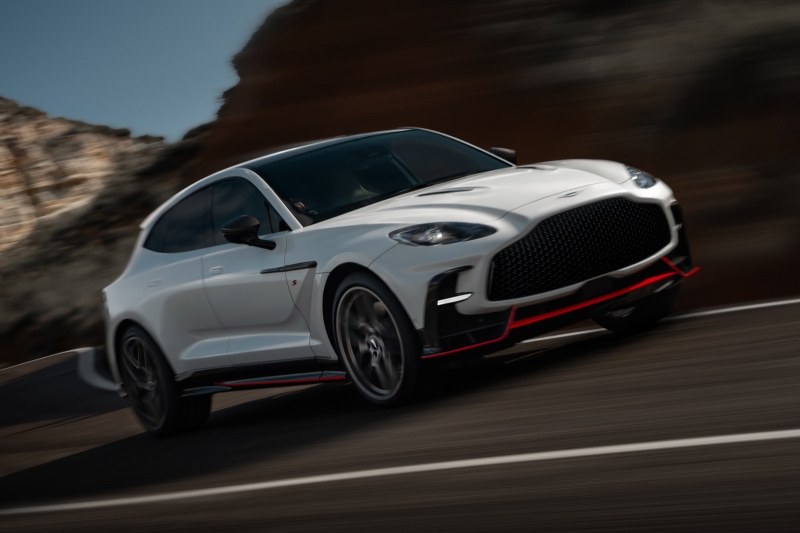Топовый кроссовер Aston Martin DBX S: форсированный битурбомотор V8 и улучшенная динамика