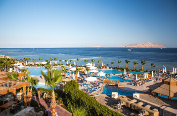 В аэропорту Шарм-эль-Шейха на туристов из Казахстана упал рекламный щит