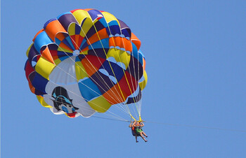 В Черногории туристка погибла во время парасейлинга