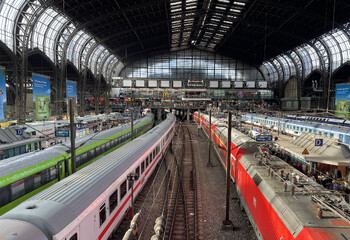 В Гамбурге работу главного вокзала приостановили из-за нападения с ножом на пассажиров  