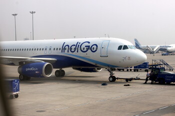 В Индии град сильно повредил пассажирский самолёт