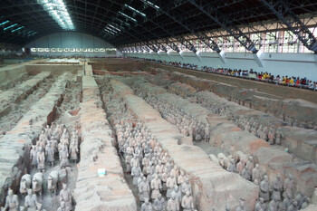 В Китае турист повредил две фигуры воинов Терракотовой армии