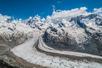 В Швейцарии обрушившийся ледник накрыл целую деревню  