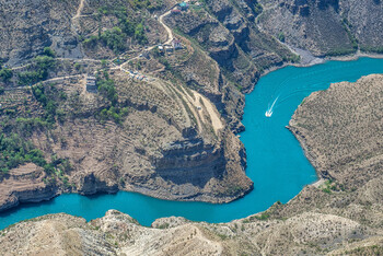 В Сулакском каньоне Дагестана катер с туристами врезался в скалу