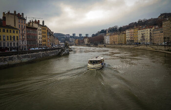 Во Франции на реке Рона круизный теплоход врезался в баржу