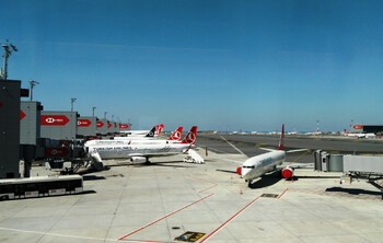 Все авиакомпании Турции будут штрафовать пассажиров, встающих с мест до остановки самолёта 