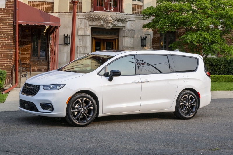 Chrysler подготовил юбилейную версию минивэна Pacifica к 100-летию бренда