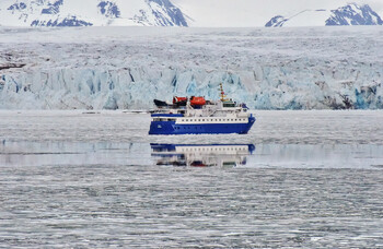 Из Мурманска на Шпицберген отправился туристический безвизовый рейс