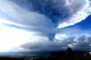 На Сицилии вулкан Этна выбросил огромное облако пепла 