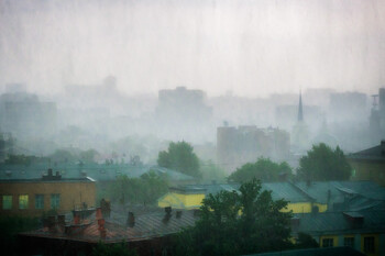 Отдыхающие на пляже в Подмосковье пострадали от удара молнии 