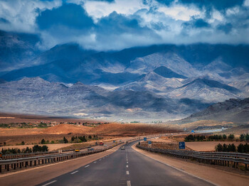 Посольство РФ в Иране рекомендовало россиянам выехать из страны наземным путём