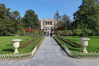 Сады дворцов Стамбула открыли для вечерних посещений