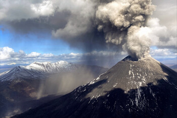 На Камчатке после землетрясения произошло извержение вулкана 