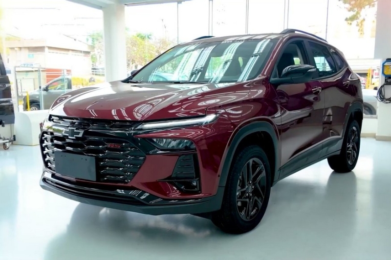 Обновлённый кроссовер Chevrolet Tracker показали на официальных кадрах