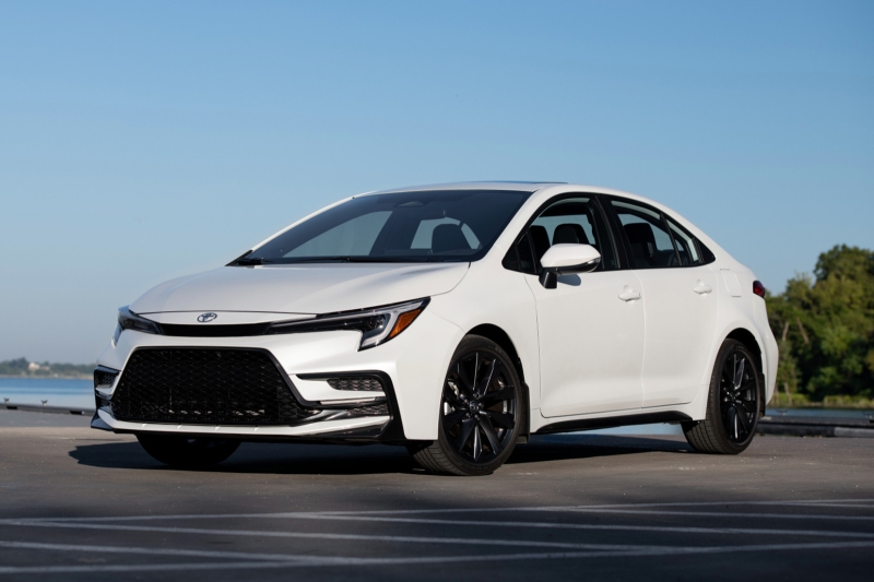 Toyota освежила свой бюджетный седан: Corolla получила скромные обновки и слегка подорожала