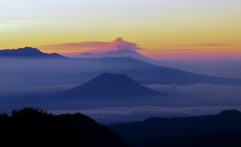 В Индонезии извергающийся вулкан Левотоби выбросил пепел на высоту 19 км