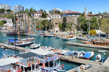 В отеле в историческом центре Анталии возник пожар