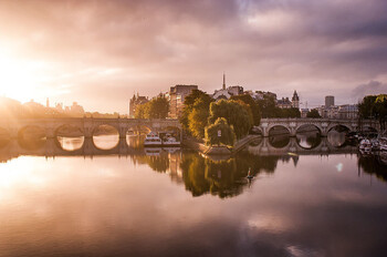В Париже после 100-летнего запрета открыли для купания реку Сену