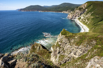 Во Владивостоке прогулочный катамаран с туристами загорелся и затонул