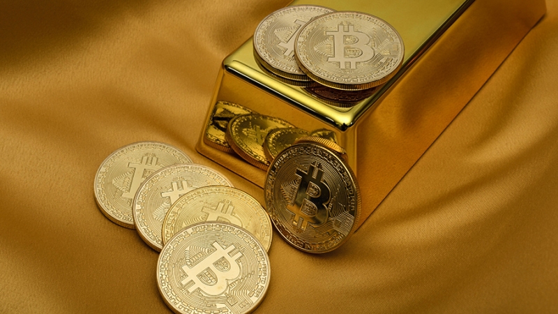 Эксперт рассказал о выгоде инвестиций в золото и криптовалюту