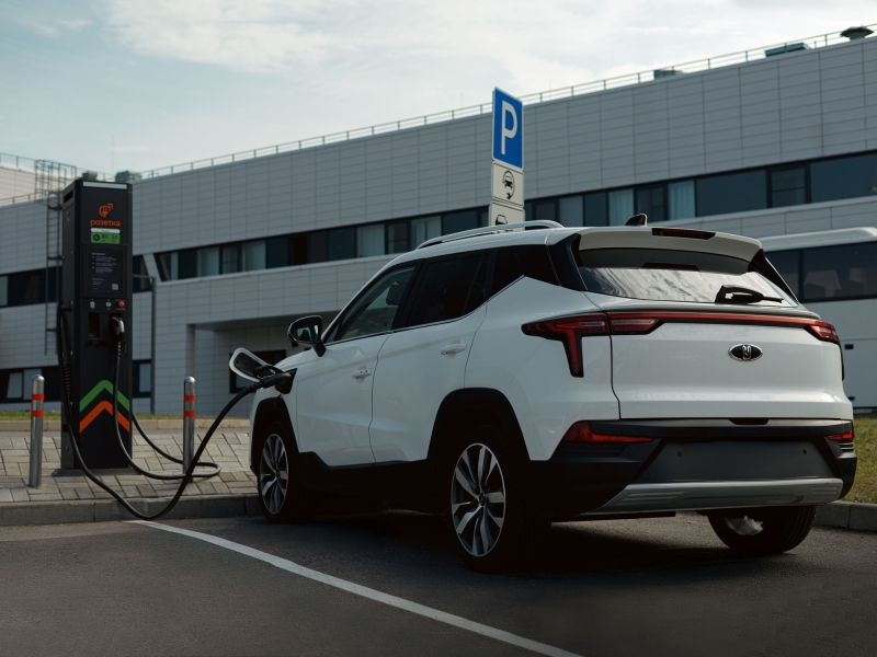 «Газпром нефть» развивает сеть электрозарядных станций «Розетка» в Петербурге