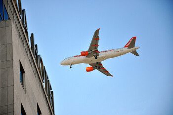 Во Франции пассажир самолёта в полёте пытался ворваться в кабину пилотов 