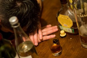 Выход из запоя: признаки, опасность и помощь на дому