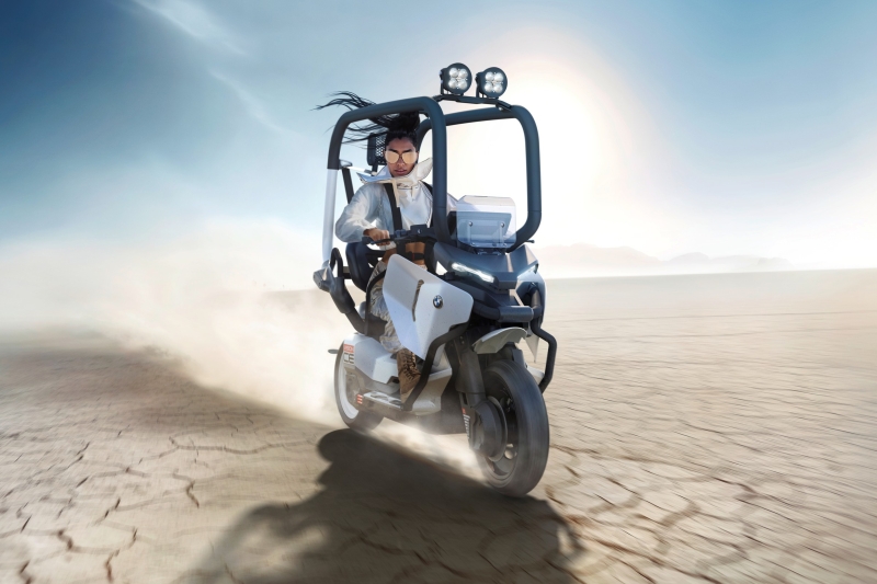 Давай опять попробуем без шлема: BMW представила новый скутер с крышей