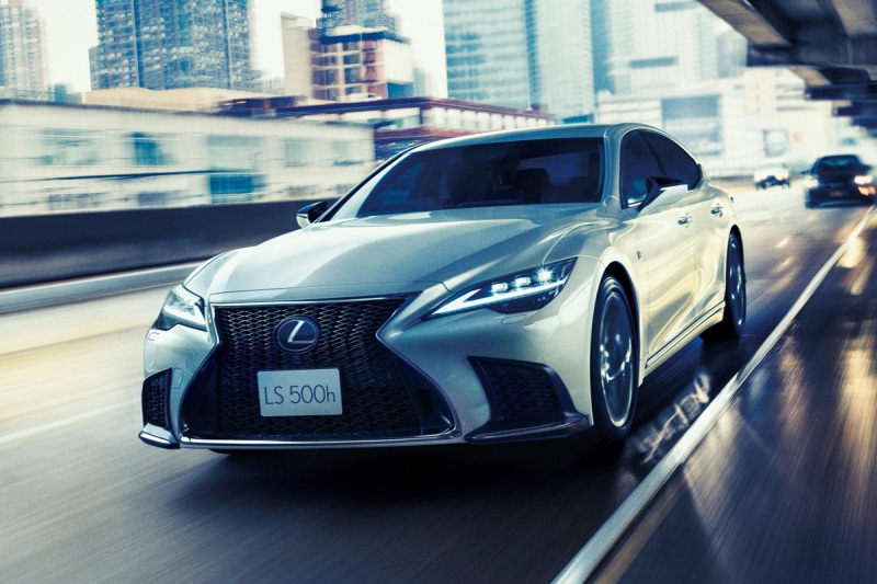 Флагманский седан Lexus LS получил скромные обновки, цены известны