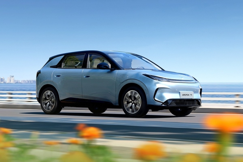Хэтчбек Arcfox T1 размером с VW Golf выходит на рынок по цене Лады Гранты