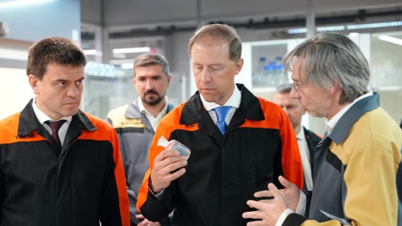 Мантуров сообщил о запуске первой конвейерной линии сборки спутников в России