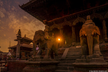 Протестующие в Катманду сожгли крупнейший в Азии дворец 