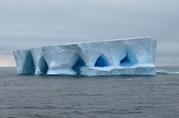 Самый крупный в мире айсберг раскололся на части