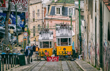 В Лиссабоне сошёл с рельсов исторический фуникулер «Глория», 15 погибших  