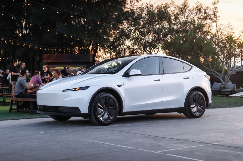 Голые и смешные: Tesla представила «дешёвые» Model Y Standard и Model 3 Standard