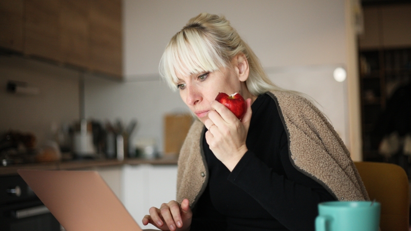 Одни из дома: перевод на удаленку способствует росту зарплат на треть