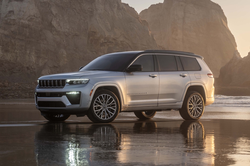 Посвежевший Jeep Grand Cherokee получил иное «лицо», подросший тачскрин и новый мотор